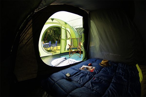 vue sur l'extérieur depuis l'espace nuit d'un auvent de camping car