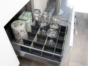 range verres dans tiroir de kitchenette de camping-car