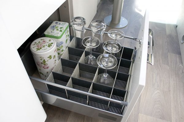 range verres dans tiroir de kitchenette de camping-car