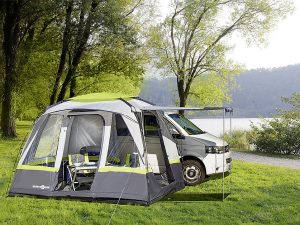 auvent pour fourgon aménagé en situation dans un parc