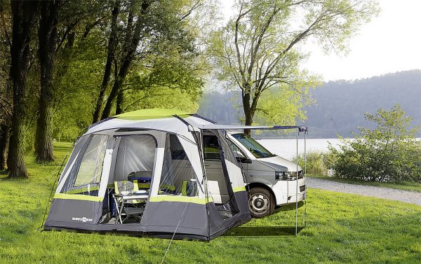 auvent pour fourgon aménagé en situation dans un parc
