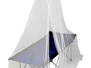 moustiquaire et lit de camp