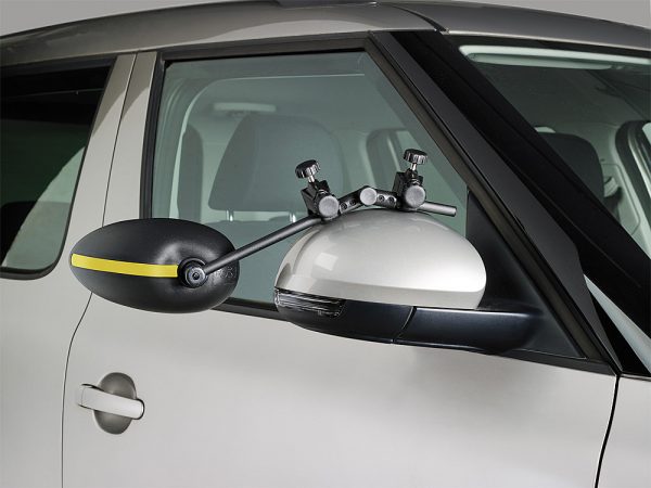 rétroviseur extérieur noir et jaune accroché au rétro extérieur