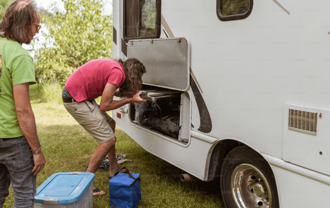 Couple qui entretien son camping-car