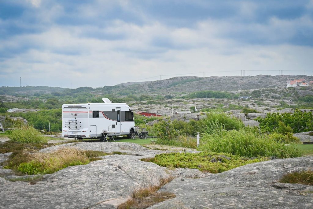 Camping-car stationné dans la nature