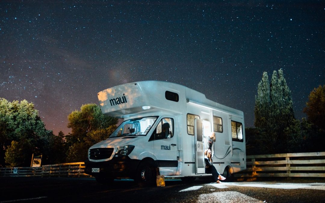 Camping-car la nuit avec ses équipements - Loisirs44