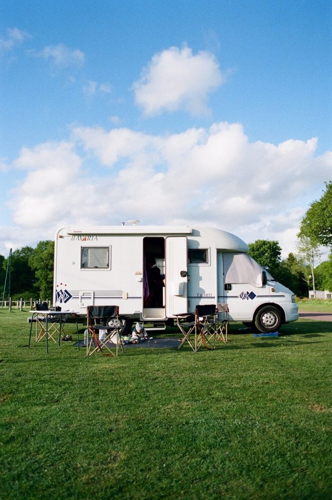 Camping-car avec tous ses équipements - Loisirs44