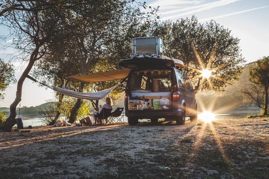 Van aménagé avec un campeur - Loisirs 44, concessionnaire de camping-car